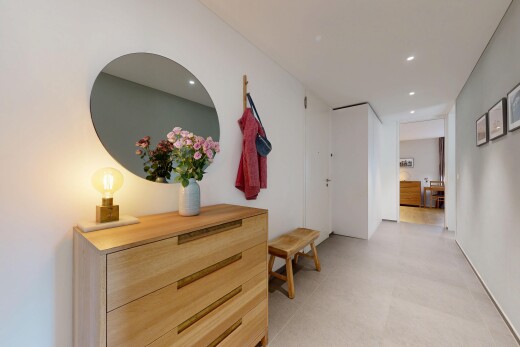 couloir avec inside property, recessed lighting, éclairage encastré, drywall, et cloison sèche