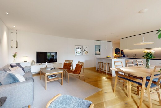 salon / salle à manger avec light floor, wood finish floor, sol en finition bois, inside property, et drywall