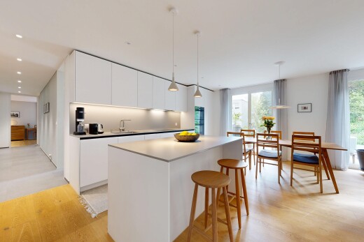 küche mit wood finish floor, holzfußboden, kücheninsel, kitchen island, und weiße schränke