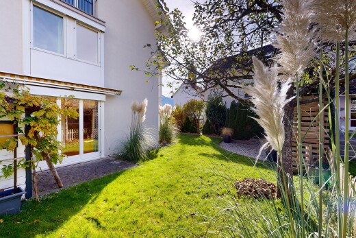 garten mit rasen und property visible