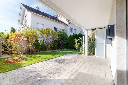 terrasse mit terrasse, rasen, day time, und from property