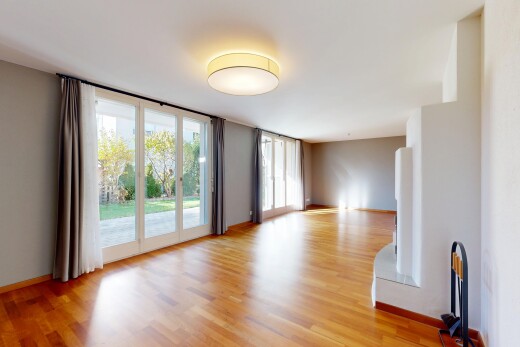 leerer raum mit natural light, natürliches licht, inside property, wood finish floor, und holzfußboden