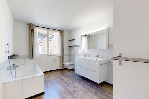 bad mit komplettes badezimmer, natürliches licht, natural light, doppelwaschtisch, und bad