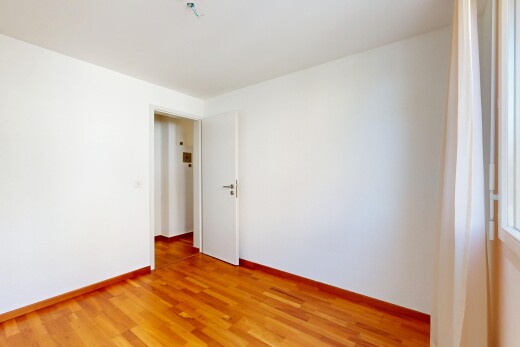 leerer raum mit inside property, holzfußboden, wood finish floor, gipskartonwand, und drywall