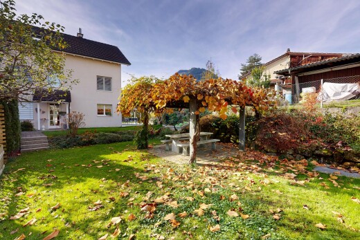 garten mit rasen, terrasse, day time, und property visible