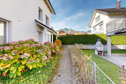 außenansicht mit day time, blick auf die berge, mountain view, stuckverkleidung, und zaun
