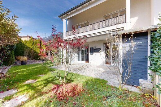 außenansicht mit terrasse, day time, property visible, rasen, und balkon
