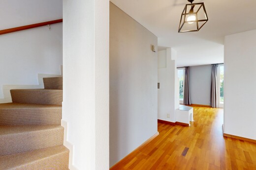 treppe mit natürliches licht, natural light, holzfußboden, wood finish floor, und inside property