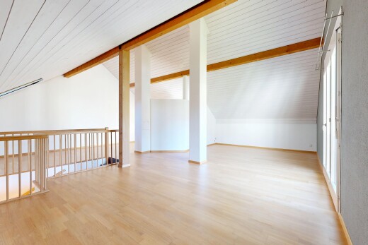 leerer raum mit vaulted ceiling, dachschräge, beamed ceiling, balkendecke, und wood finish floor