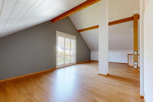 leerer raum mit balkendecke, beamed ceiling, dachschräge, vaulted ceiling, und zusätzliches zimmer