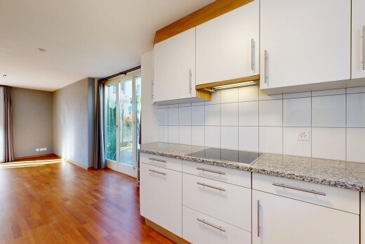 küche mit weiße schränke, küchenrückwand beim Herd, küchenrückwand beim herd, wood finish floor, und holzfußboden