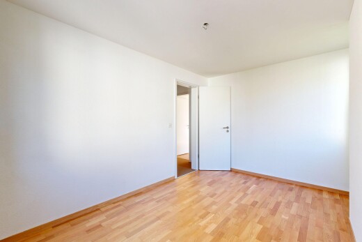 leerer raum mit drywall, gipskartonwand, inside property, wood finish floor, und holzfußboden
