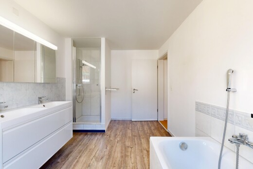 bad mit komplettes badezimmer, inside property, holzfußboden, wood finish floor, und gipskartonwand