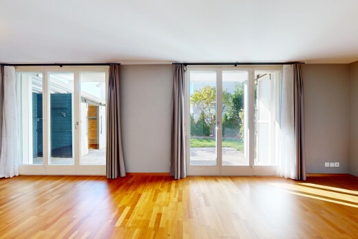 leerer raum mit natürliches licht, natural light, holzfußboden, wood finish floor, und gipskartonwand