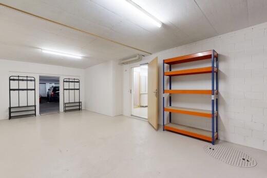 leerer raum mit inside property, concrete floor, betonboden, finished concrete floor, und drywall