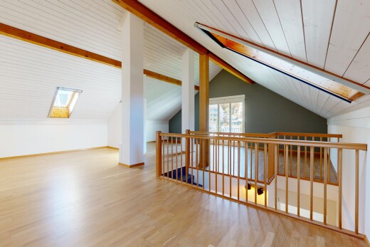 leerer raum mit dachfenster, beamed ceiling, balkendecke, vaulted ceiling, und dachschräge