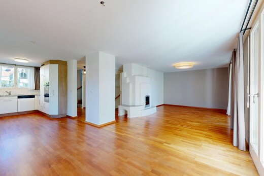 leerer raum mit natural light, natürliches licht, wood finish floor, holzfußboden, und inside property