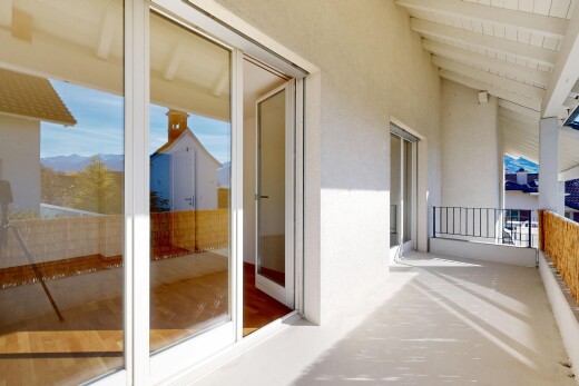 terrasse mit day time und balkon