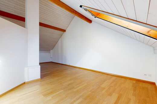 leerer raum mit balkendecke, beamed ceiling, inside property, dachschräge, und vaulted ceiling