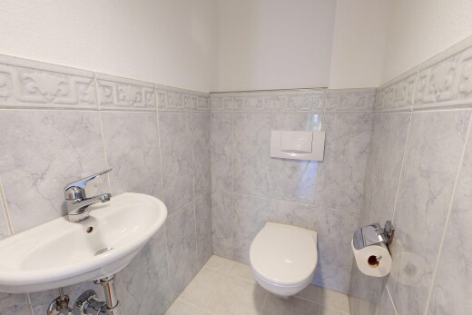 bad mit gäste-wc, tile wall, fliesenwand, waschbecken, und inside property