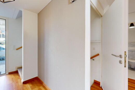 halle / korridor mit wood finish floor, holzfußboden, inside property, natural light, und natürliches licht