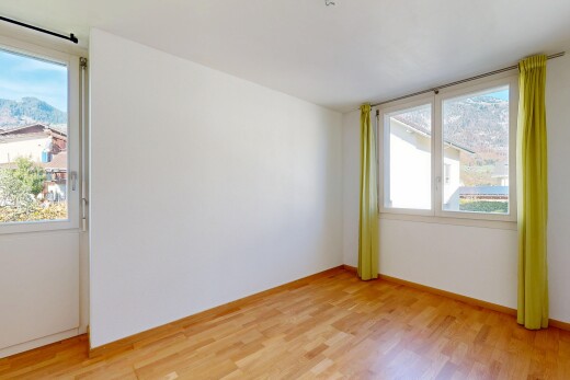 leerer raum mit inside property, drywall, gipskartonwand, wood finish floor, und holzfußboden