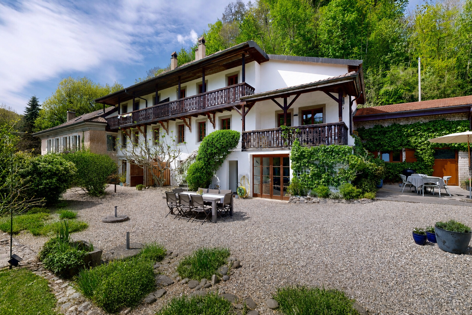 façade avec coin repas extérieur, terrasse, day time, bardage en stuc, et property visible