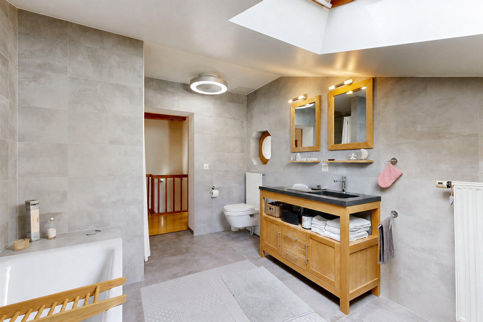 salle de bains avec mur en carrelage, tile wall, salle de bain complète, miroir, et lavabo (ou coiffeuse selon le contexte)