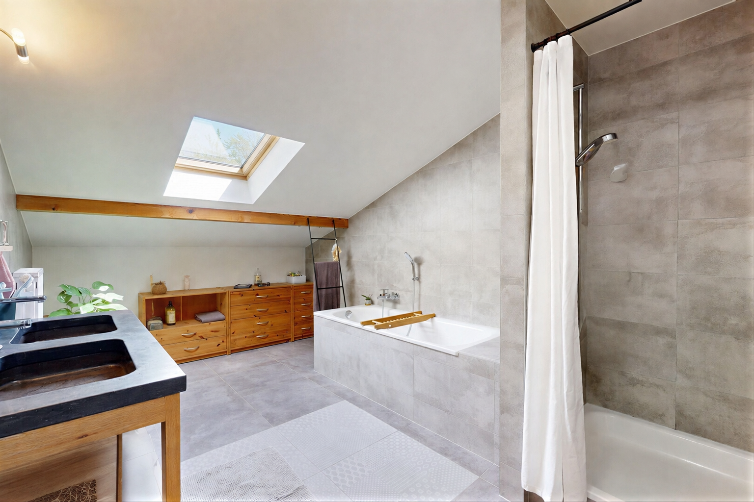 salle de bains avec puits de lumière, bain, douche, salle de bain complète, et vaulted ceiling