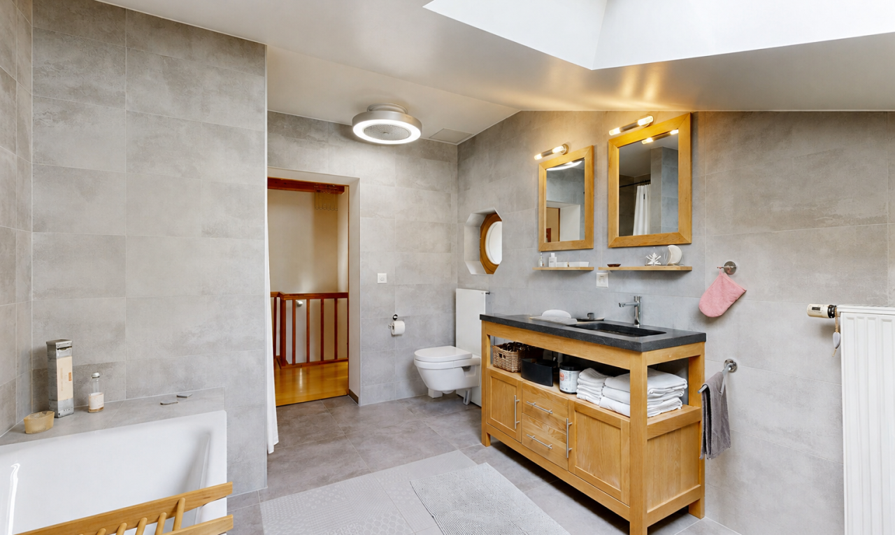 salle de bains avec mur en carrelage, tile wall, salle de bain complète, miroir, et lavabo (ou coiffeuse selon le contexte)