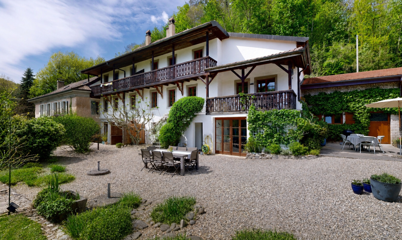 façade avec coin repas extérieur, terrasse, day time, bardage en stuc, et property visible