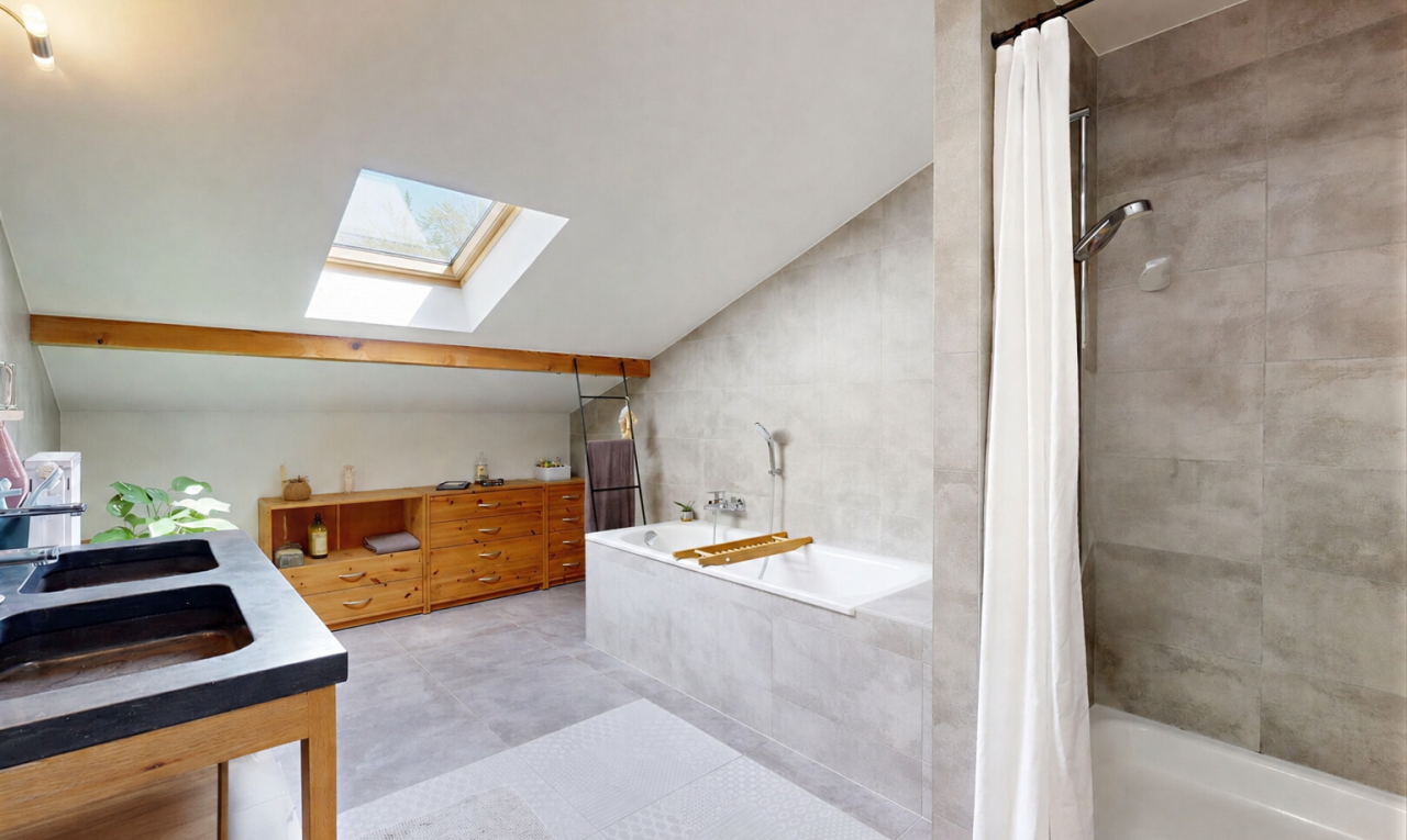 salle de bains avec puits de lumière, bain, douche, salle de bain complète, et vaulted ceiling