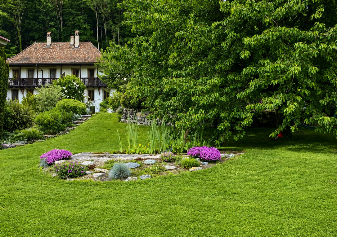 garten mit rasen und balkon