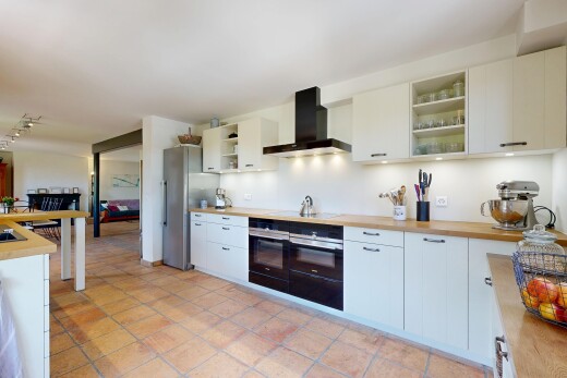 küche mit dunstabzugshaube, open shelves, offene regale, light countertops, und inside property