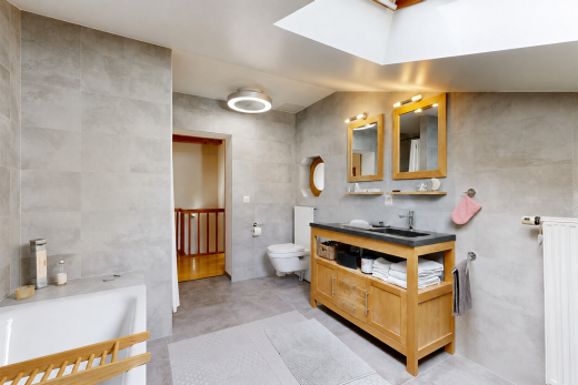 bad mit fliesenwand, tile wall, komplettes badezimmer, spiegel, und schminktisch