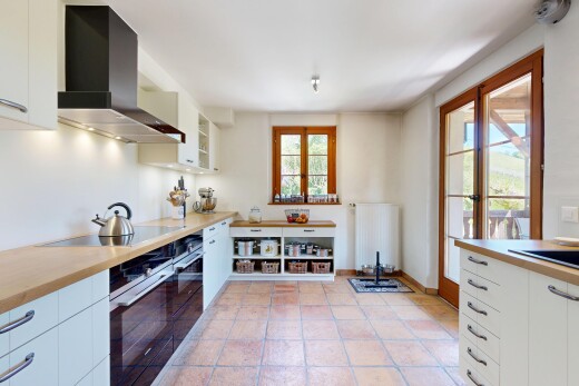 küche mit weiße schränke, white cabinets, dunstabzugshaube, ofen, und arbeitsplatten