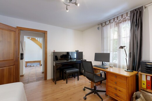 büro mit inside property, drywall, gipskartonwand, natural light, und natürliches licht