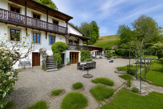 außenansicht mit stuckverkleidung, balkon, terrasse, französische türen, und day time