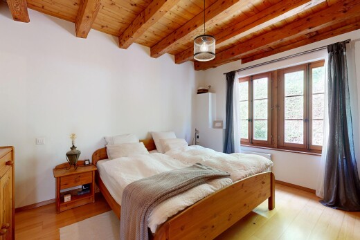 zimmer / schlafzimmer mit inside property, natürliches licht, natural light, balkendecke, und beamed ceiling