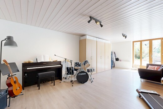 fitnessstudio mit wood ceiling, holzdecke, inside property, natural light, und natürliches licht