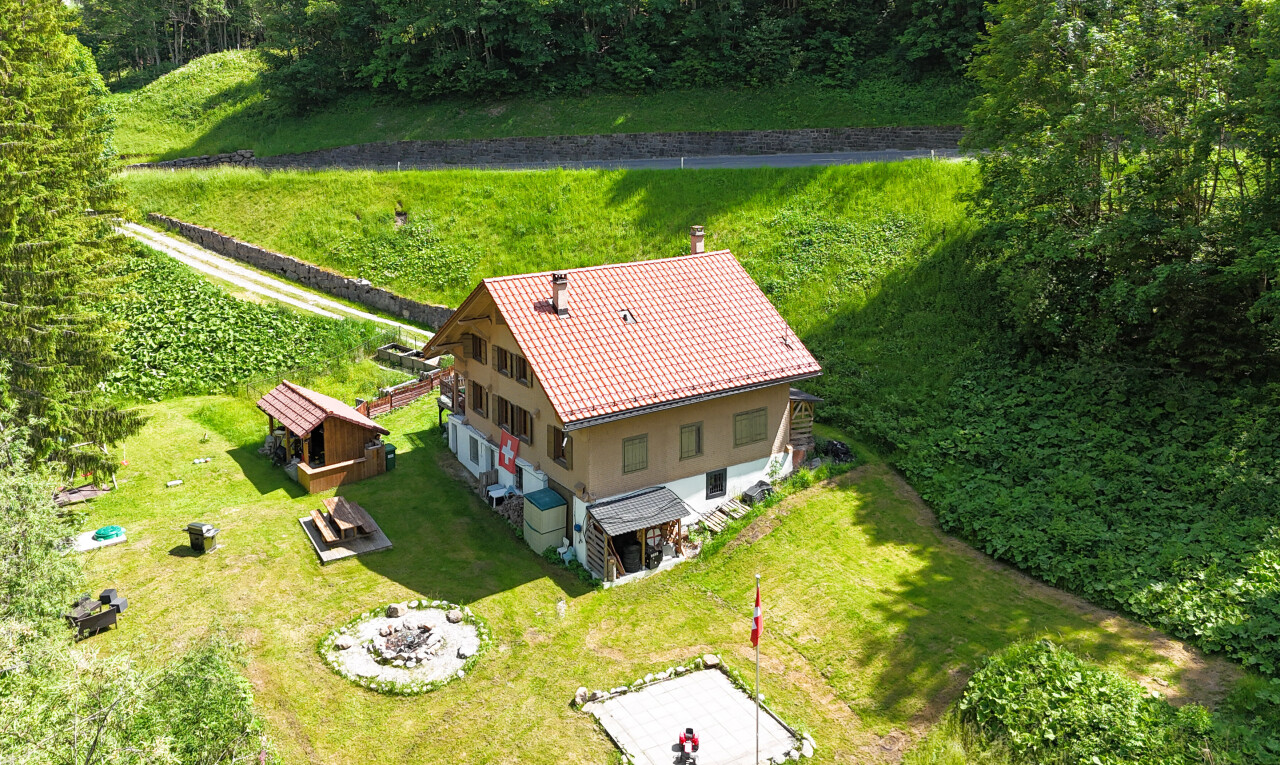 outdoor house featuring a lawn and stucco siding