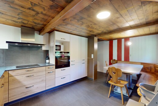 cuisine avec four, hotte, wood ceiling, plafond en bois, et plaque de cuisson