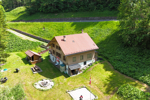 façade avec property visible, pelouse, et bardage en stuc