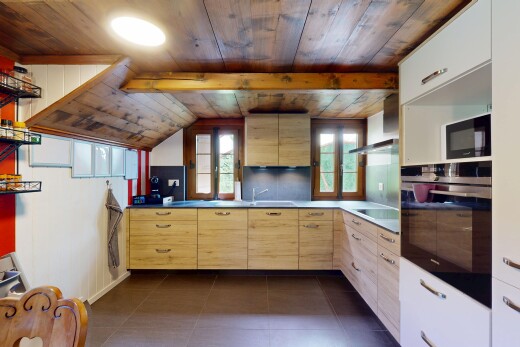 cuisine avec four, inside property, micro-ondes, natural light, et lumière naturelle