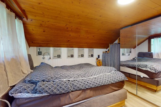 zimmer / schlafzimmer mit inside property, zusätzliches zimmer, vaulted ceiling, dachschräge, und low ceiling