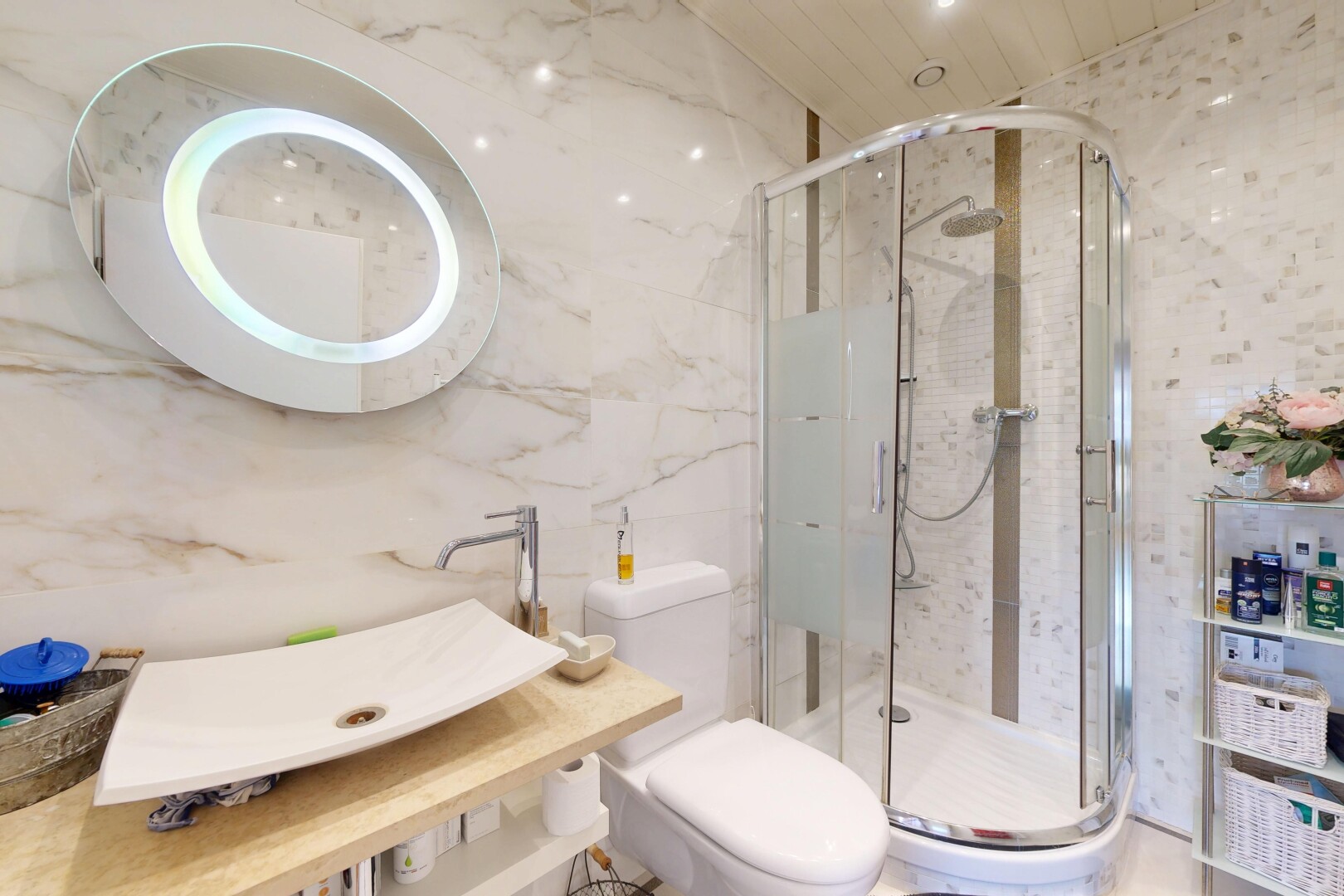 bad mit spiegel, inside property, komplettes badezimmer, toilette, und waschbecken