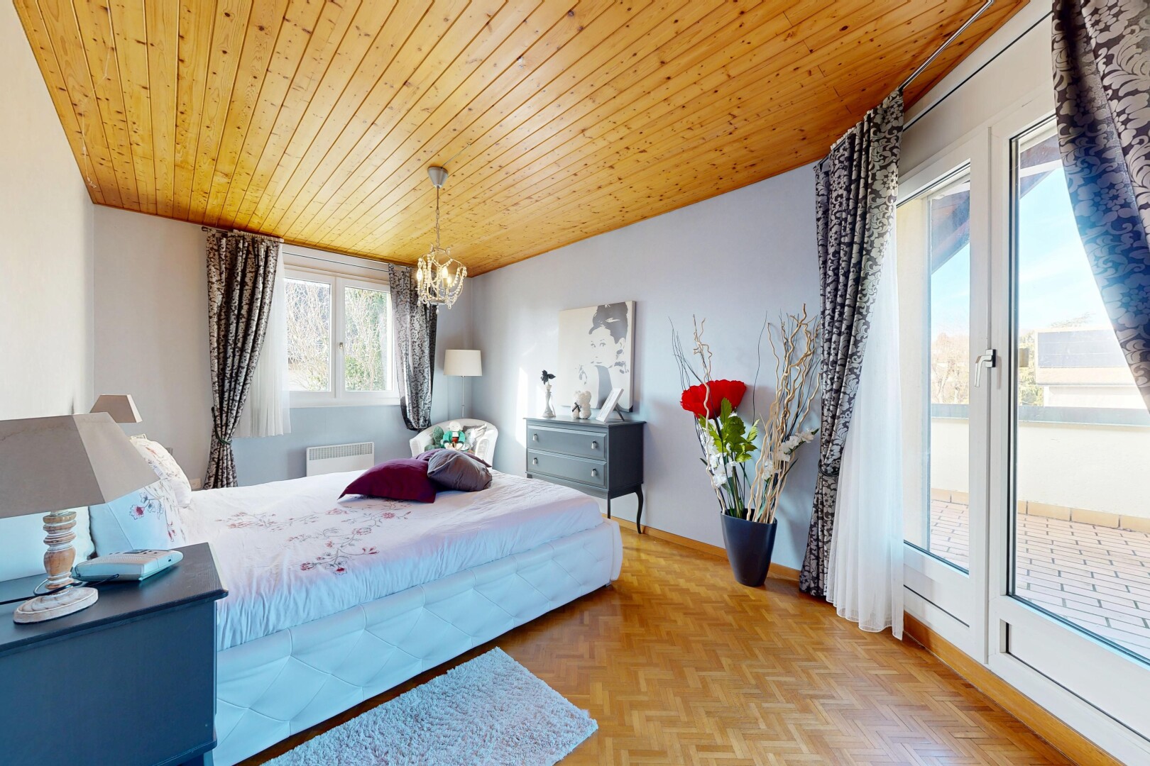 zimmer / schlafzimmer mit holzdecke, wood ceiling, außenzugang, gipskartonwand, und drywall