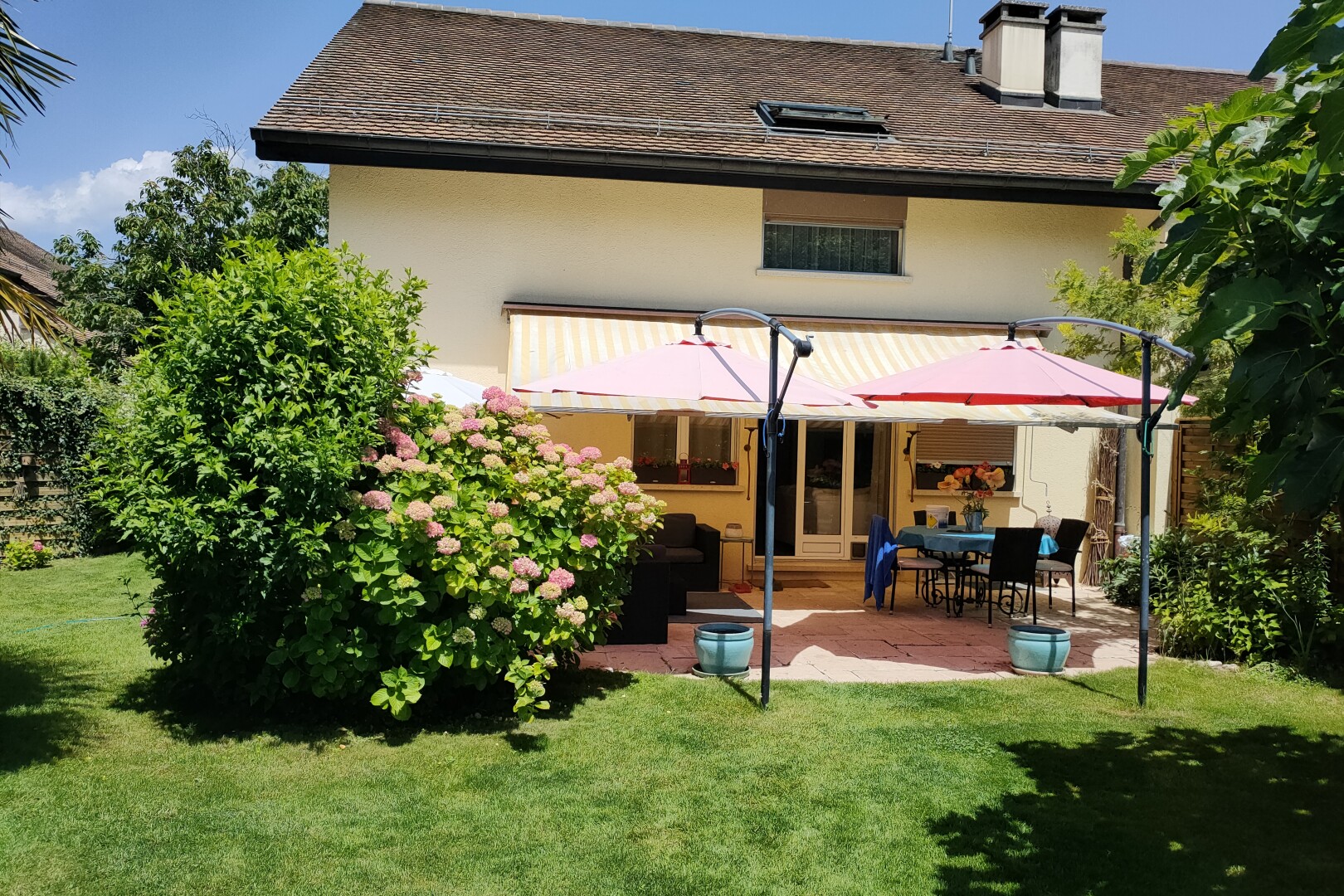 außenansicht mit rasen, from property, essbereich im freien, day time, und terrasse