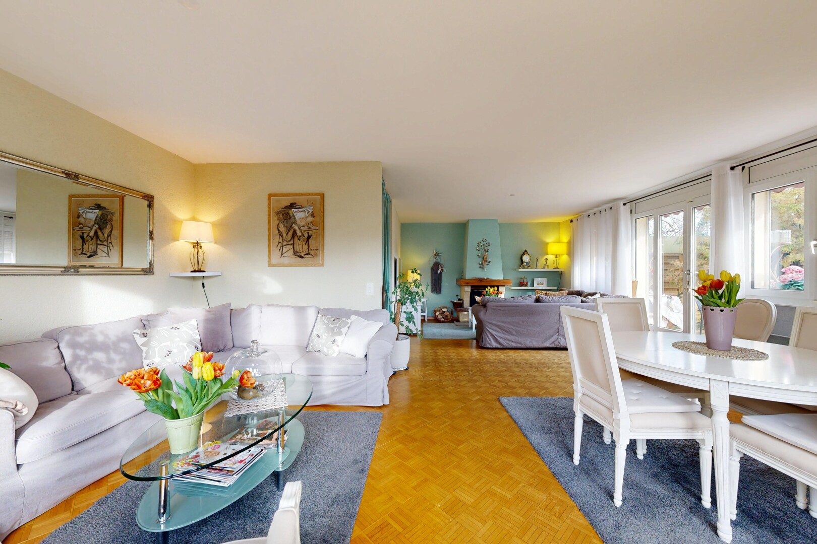 wohn- / esszimmer mit parquet floor, inside property, holzfußboden, wood finish floor, und gipskartonwand