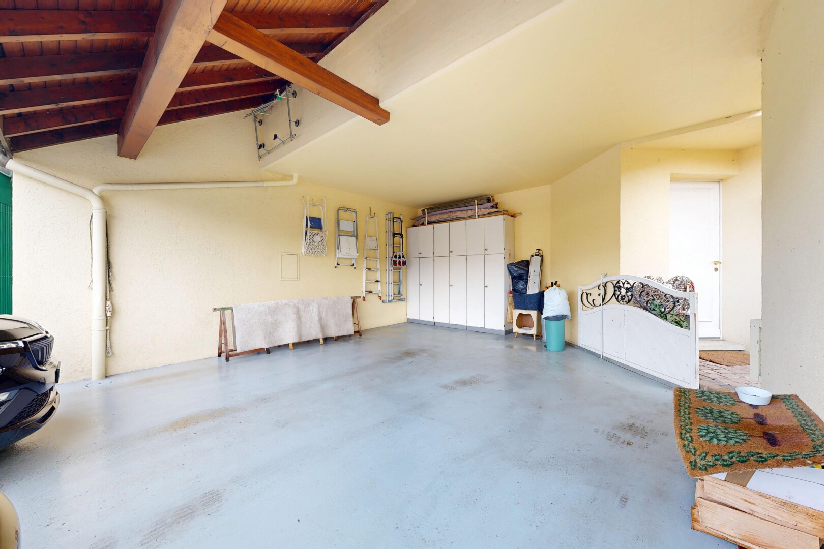 leerer raum mit betonboden, concrete floor, inside property, gipskartonwand, und drywall